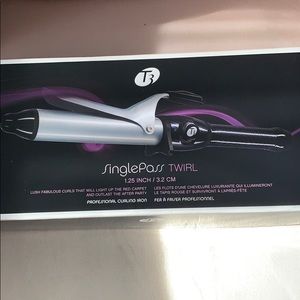 T3 SinglePass Twirl 1.25” Curling Iron